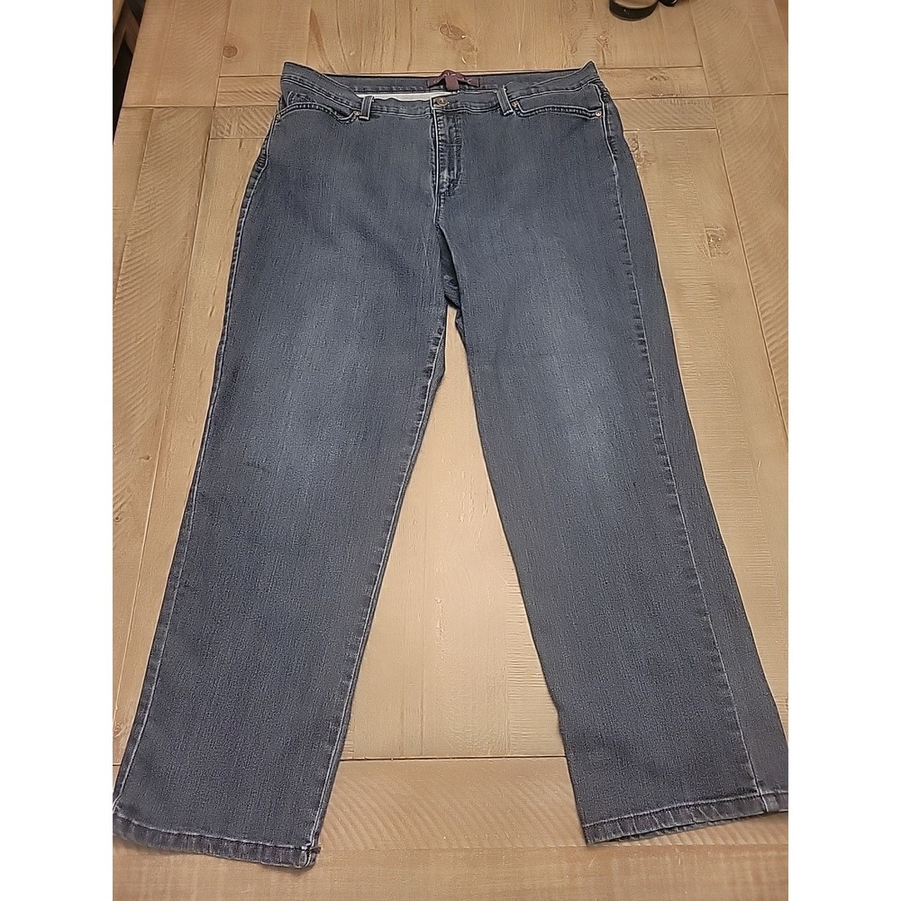 Gloria Vanderbilt Size 18 Curvy Jeans. 38x27